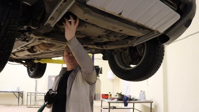 VOLVO XC90 2.5T: замена масла в двигателе и частичная замена масла в АКПП смотреть онлайн