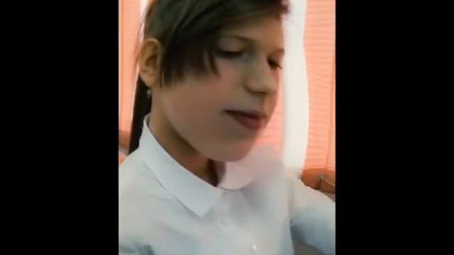 Лол и совет когда играет музыка представьте что это поёт именно эта девочка с такими лицами