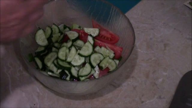 Тунец с салатом из шпината и сельдерея