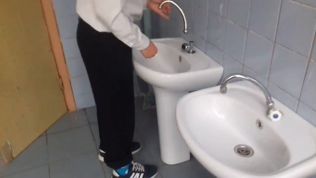 Мой друг хотел помыть руки в школе??? смотреть онлайн
