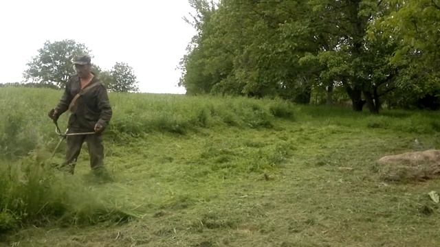 Бензотример. Мотокоса. полегшая переплетенная трава. леска 3мм.