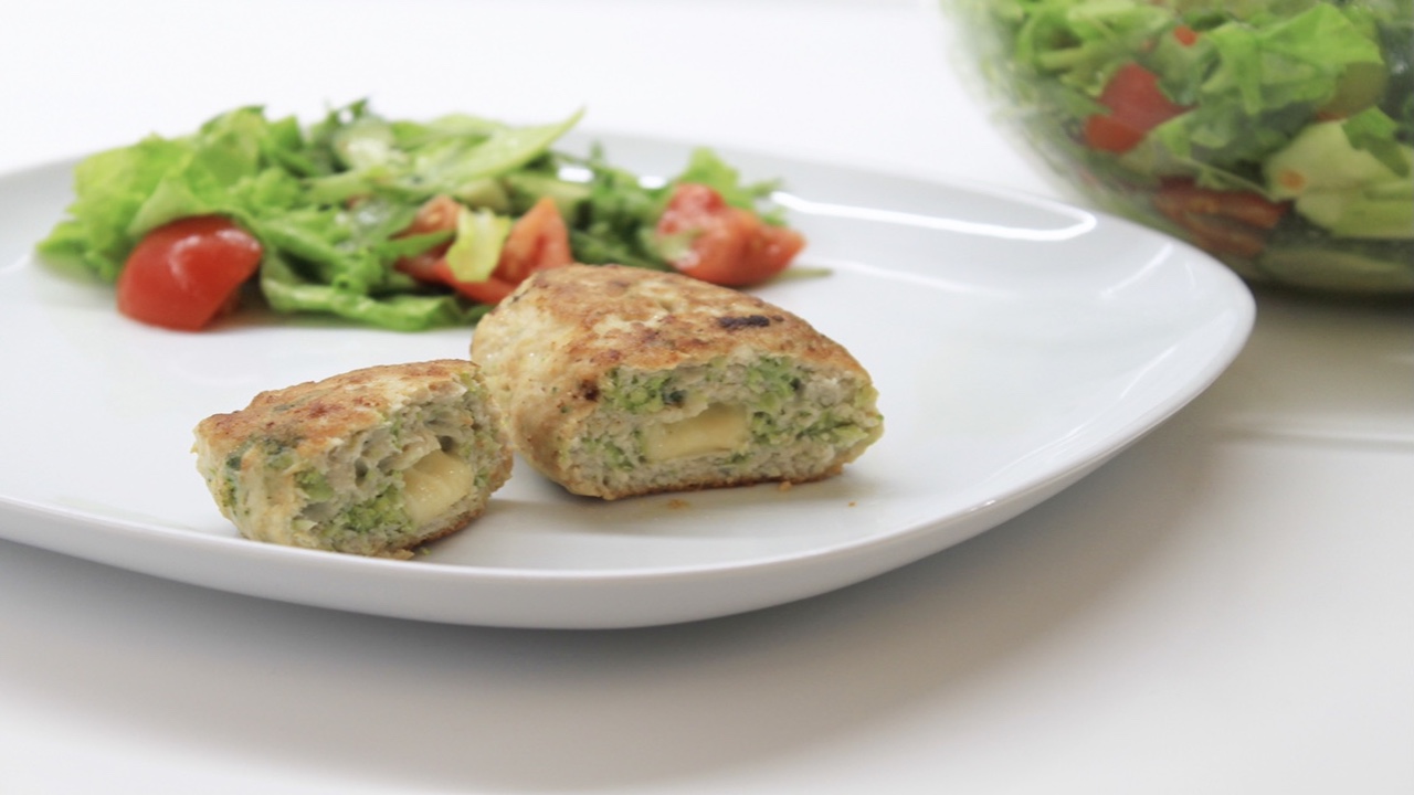 КУРИНЫЕ КОТЛЕТЫ с сыром - понравятся ВСЕМ | СЕКРЕТ ПРИГОТОВЛЕНИЯ ВКУСНЫХ И СОЧНЫХ КОТЛЕТ смотреть онлайн