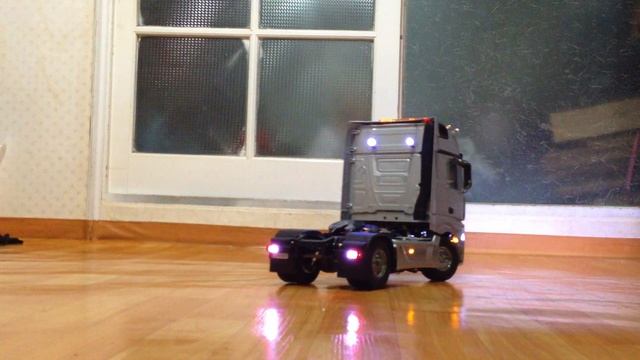 1:14 Tamiya Mercedes-Benz Actros 1851 Gigaspace смотреть онлайн