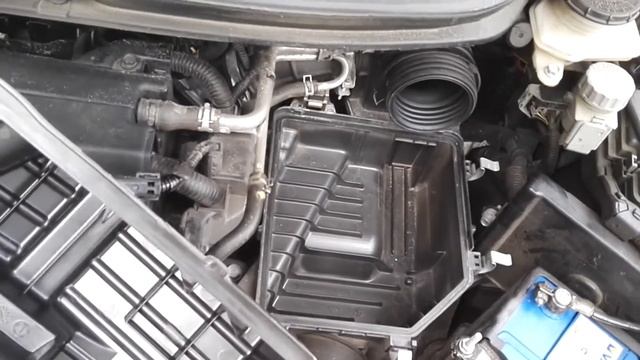 Wymiana filtra powietrza - Honda Civic VIII (UFO) 1.8 i-VTEC смотреть онлайн