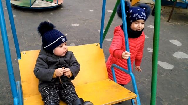 Дети на качелях смотреть онлайн