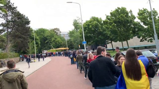 Romanians waiting hours to vote at anti corruption referendum смотреть онлайн
