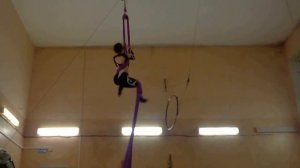 Цирковая студия "Романтики" ДК МАЗ. Репетиция номера воздушная акробатика  Соловей Ксения .