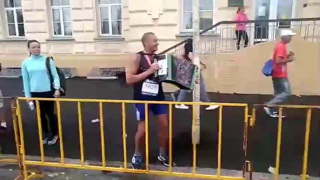 Бежали марафон, порвали три баяна! смотреть онлайн