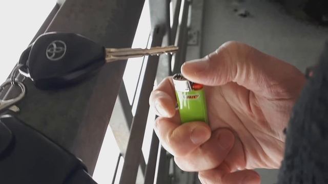 Замёрз замок двери автомобиля. Что делать? Проверяю способ из Интернета смотреть онлайн