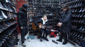 ГИТАРИСТ на БЫДЛО-РЫНКЕ ПРИТВОРИЛСЯ НОВИЧКОМ.mp4