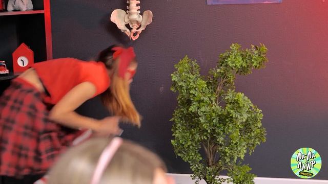 10 БЬЮТИ-СОВЕТОВ, которые превратили эту «чудачку» в БАРБИ! *Месть с преображением* смотреть онлайн