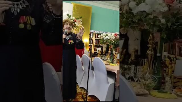 На своём 90-летнем Юбилее Валентина Ивановна поёт. смотреть онлайн