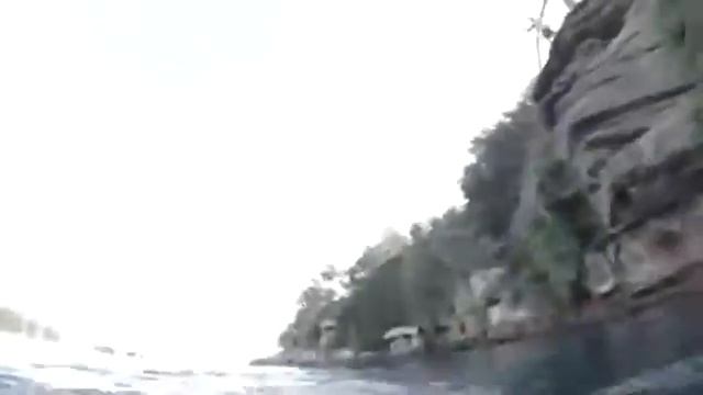 АКУЛА ЧУТЬ НЕ СЪЕЛА ЧЕЛОВЕКА В МОРЕ смотреть онлайн