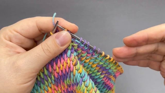 ПЕРЕРУЧЕННЫЙ узор спицами ❤????? вяжем по кругу