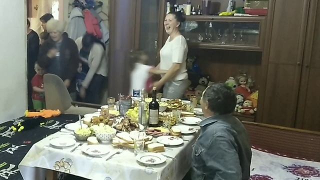 Отметили пятнадцатилетие старшей дочери//Испекли и украсили торт. смотреть онлайн