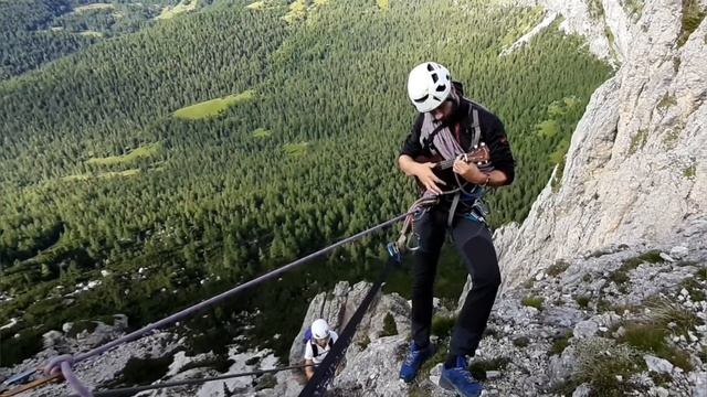 Une Via Ferrata musicale !! Sass De Stria ou comment mettre le ukulélé au sommet ! смотреть онлайн
