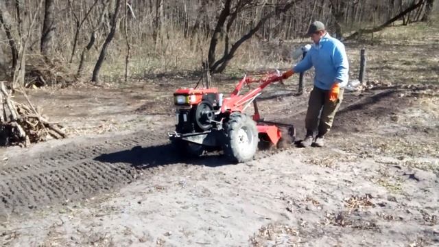 Первая фрезеровка запущенного участка тяжёлым мотоблоком с активной фрезой смотреть онлайн