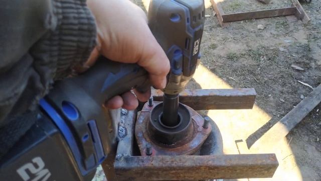 Приспособление для сжатия пружин стоек. смотреть онлайн