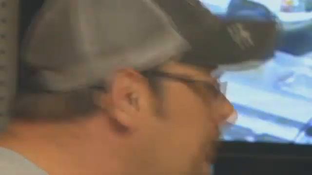 Angry Birds: Two People Attacked Outside Texas Store смотреть онлайн