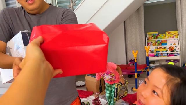 Christmas Morning Special Opening Presents with Ryan's World!! смотреть онлайн