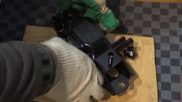 VW Polo Sedan / замена левой подушки КПП Made In Spain