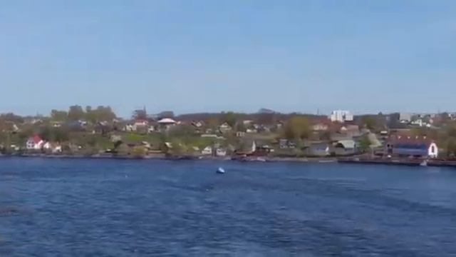 .В России День Победы празднуют широко. В Эстонии праздновать запрещают.