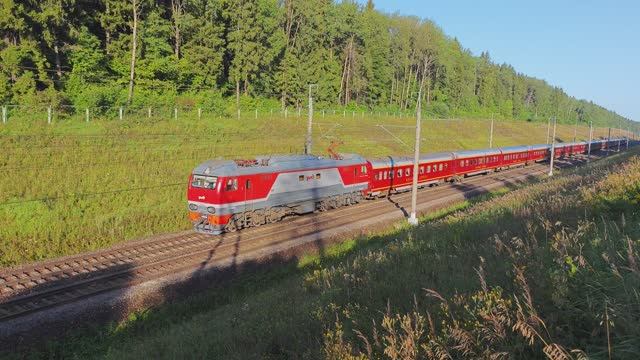 Электровоз ЭП2К-185 с поездом №001 "Красная Стрела" Санкт-Петербург-Москва смотреть онлайн
