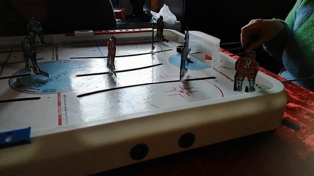 играю в настольный хоккей с бабулей Викторией 4(4) смотреть онлайн