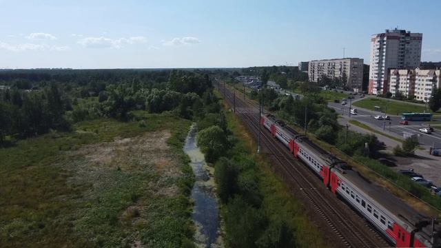 "С высоты птичьего полёта!" Электропоезд "Кософар" ЭД4М - 0443 "Молодёжный" на перегоне смотреть онлайн
