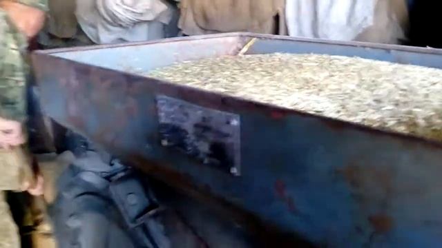 Зернодробилка для помола зерна. Работает от ВОМ трактора ЛТЗ- 60 АВ смотреть онлайн