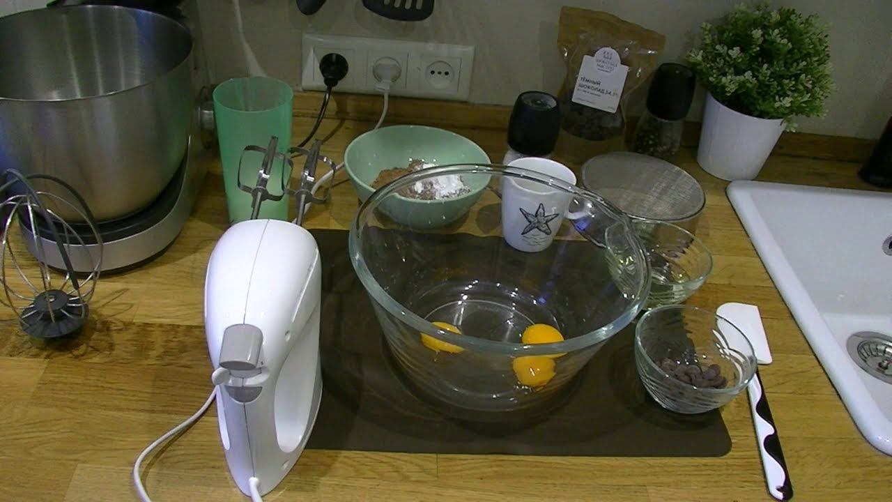 Хочу Быть КОНДИТЕРОМ Шоколадный бисквит на кипятке НЕЖНЫЙ и МЕГА ШОКОЛАДНЫЙ Видео 5 смотреть онлайн