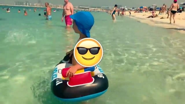 Денис отдыхает с Мамой в Дубай. Прекрасное море, пляж и много удовольствия. смотреть онлайн