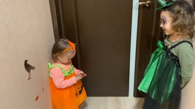 ПРАНКИ НА ХЭЛЛОУИН ДЛЯ ДЕТЕЙ ? Смешные розыгрыши на Halloween смотреть онлайн