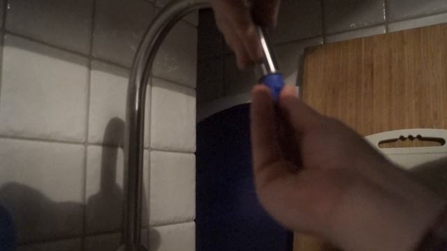 Как открутить аэратор крана Рингшер от IKEA/ How to unscrew an aerator from a Ringskar tap from IKE смотреть онлайн