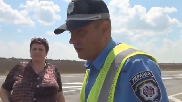 Быдло ГАИ по пути в Бердянск Cattle traffic police on the way to Berdyansk)! смотреть онлайн