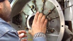 Замена коренного сальника с металлической обоймой, двигатель FE6 Часть 2 из 3