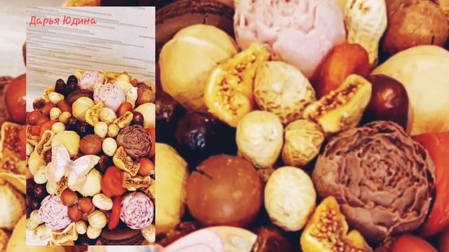 Букет из шоколада, макаронс, сухофруктов и орешков в шляпной коробке смотреть онлайн