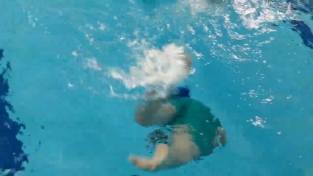 Строим подводную ПИРАМИДУ из хоккейный шайб! #бассейн #плаванье #подводные тренировки смотреть онлайн