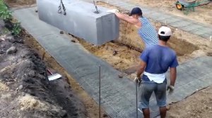 Укладка первого блока фундамента