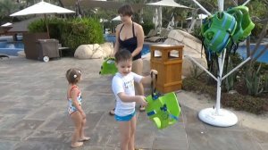 Катя в Дубаи День #1 на пляже и в бассейне подарочки от отеля Dubai 1-st Day in