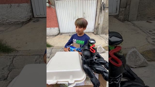 NIÑOS ELIGEN ENTRE COMIDA O JUGUETES. смотреть онлайн