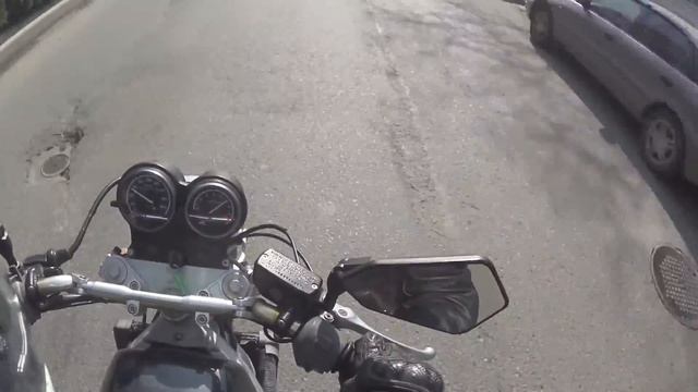 Руки мотоциклиста при движении по городу смотреть онлайн