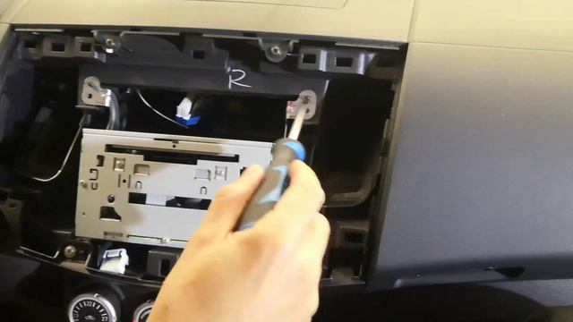 Как снять магнитолу Citroen C-crosser Mitsubishi Outlander xl How to remove a radio tape recorder смотреть онлайн