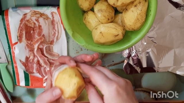 Картофель с беконом, запечённый в духовке.