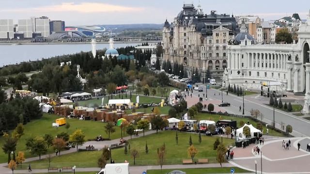 Показываю красивый вид с Казанского Кремля на Дворец Земледельцев и площадь перед ним и реку Казанк смотреть онлайн