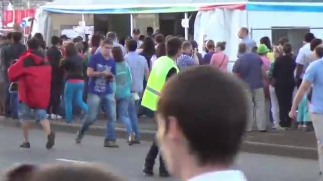 Пенсионеры в форме ДПС регулируют движение у парка Универсиады смотреть онлайн