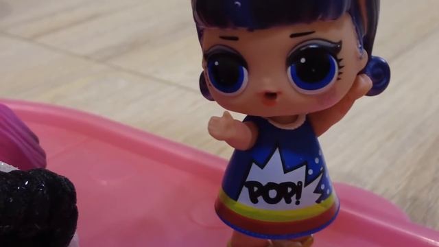 ВСЕХ КУКОЛ СПУСТИЛИ С ГОРКИ? ОНИ МЕНЯЮТ ЦВЕТ НА МОРОЗЕ) мультики смешные куклы лол Даринелка смотреть онлайн