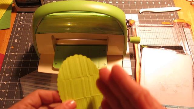 Playing with embossing folders смотреть онлайн