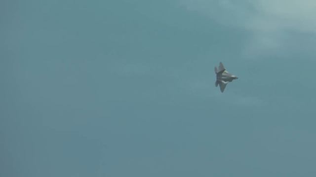 Extremely Close F22 Raptor Flyby смотреть онлайн