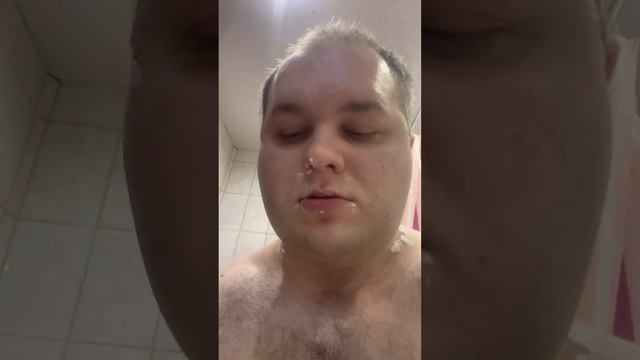 Я брею свою толстую морду перед зеркалом на камеру смотреть онлайн